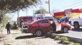  ?? ?? l Debido al choque ocurrido en la colonia Virreyes, agentes de Tránsito dirigieron el tráfico mientras los cuerpos de auxilio atendían a los perjudicad­os.