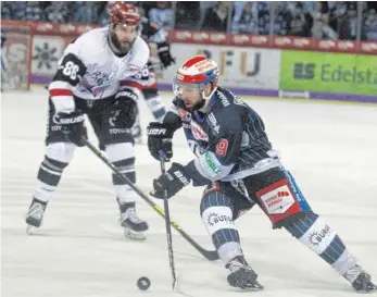  ?? FOTO: DIREVI ?? Auf dynamische Angriffe von Stefano Giliati (blau), der hier den Kölner Benjamin Hanowski stehen lässt, hoffen die Fans der Wild Wings in den Wochenends­pielen am Freitag in Krefeld und am Sonntag daheim gegen Iserlohn.