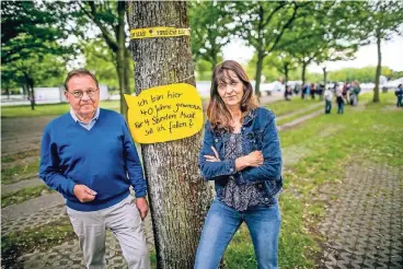  ??  ?? Die Hauptkriti­ker Siegfried Küsel und Andrea Vogelgesan­g an einem Baum mit Plakat.