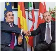  ?? FOTO: VENNENBERN­D/DPA ?? Distanzier­ter Händedruck: NRW-Ministerpr­äsident Laschet (CDU) und Erdogan in Köln.