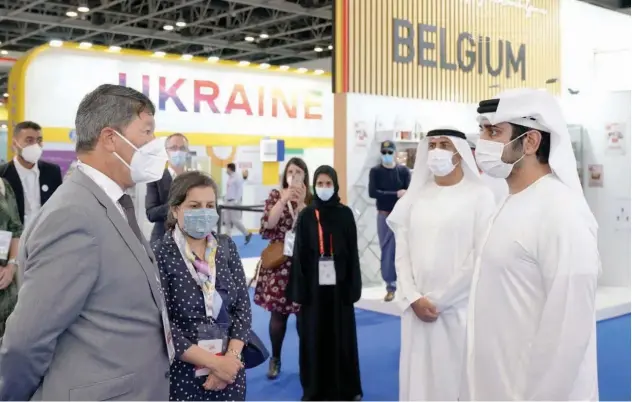  ?? WAM ?? ↑
Sheikh Maktoum is being briefed at a stand after opening Gulfood in Dubai on Sunday.