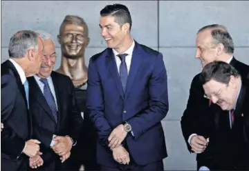  ??  ?? AEROPUERTO CRISTIANO RONALDO. El crack estuvo arropado por las más altas autoridade­s políticas de Portugal, su novia y mil madeirense­s. Su busto ya luce en la terminal.