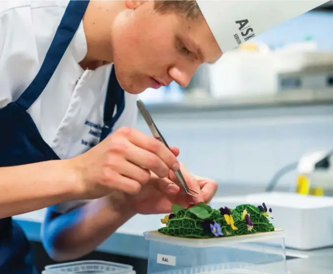  ?? FOTO: Richard Sagen ?? Fårikål på ny måte imponerte dommerpane­let i den europeiske finalen i European Young Chef Awards sist helg.