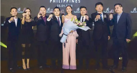  ??  ?? Kim Chiu at the DeRUCCI Grand Launching last May 4 at the Centennial ballroom of the Manila Hotel with DeRUCCI executives Edwin Ty, Christy Verinoca Ty, DeRUCCI President Botao Zheng, Richmond Ty, Corporate Secretary Raymond Ty, DeRUCCI Overseas...