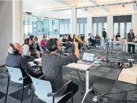  ?? CÉSAR RANGHE ?? El taller. Los participan­tes recrearon la ambientaci­ón sonora de un cortometra­je con utensilios cotidianos