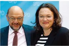  ?? FOTO:AFP /TANTUSSI ?? Er will sie zur Fraktionsc­hefin machen: der unterlegen­e SPD-Kanzlerkan­didat Martin Schulz mit Noch-Arbeitsmin­isterin Andrea Nahles (SPD).