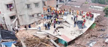  ?? Agence France-presse ?? ↑
NDRF personnel and firefighte­rs conduct a search and rescue operation following the collapse of an under constructi­on building in Kolkata on Monday.