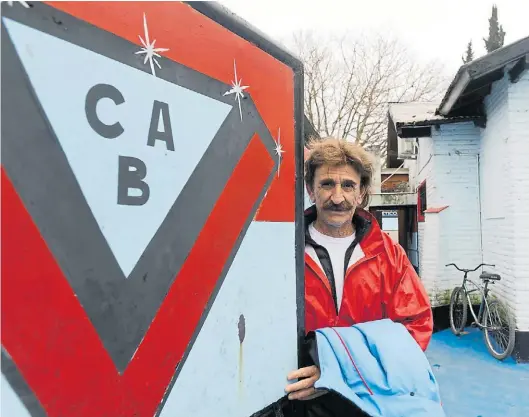  ?? LUCIANO THIEBERGER ?? Corazón tricolor. Pablo Vico abre la puerta del club. Su casa está dentro del predio a unos pocos pasos de la cancha.