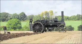  ?? ?? Time for a drink on the ploughing engine
Ref:40-1721H