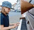  ??  ?? Vincent (10 Jahre) spielt zum ersten Mal in seinem Leben Klavier.