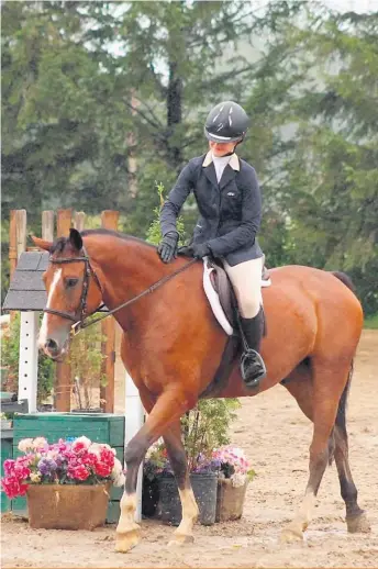  ??  ?? Plusieurs gestes permettent de protéger le dos du cheval, sans causer de douleurs à l’animal par la pratique de l’équitation.