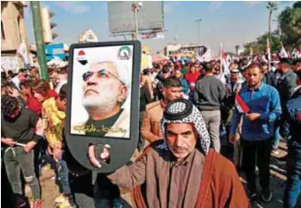  ?? /
AP ?? Marcha.
Portando banderas iraquíes y de la milicia, y afiches de los dos hombres, miles de iraquíes marcharon hacia la Plaza Tahrir para el mitin.