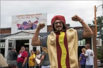  ?? RICK KAUFFMAN – DIGITAL FIRST MEDIA ?? Yianni Eleutherio­u, nephew of owner George Eleutherio­u, poses in a hot dog costume outside John’s Doggie Shop in Upper Chichester on their final day of business Saturday.