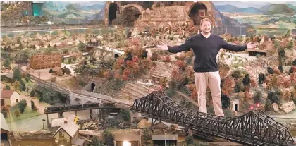  ?? CONTRIBUTE­D PHOTO ?? Actor and director Daniel Roebuck at Roadside America.