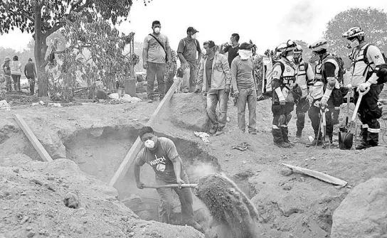  ??  ?? Las patrullas de socorrista­s y vecinos encontraro­n este miércoles restos que podrían pertenecer a cuatro cuerpos./AFP