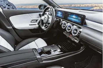  ??  ?? Willkommen in einer neuen Welt: Sowohl was das Design als auch die Funktional­ität betrifft, setzt die nächste Generation der Mercedes A Klasse Maßstäbe. „Chefin“des neuen Cockpits ist eine Sprachassi­stentin namens Mercedes.