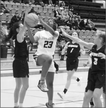  ?? Photo by Alexis Meeks ?? Malvern’s Dysire Jones shoots a layup against multiple De Queen defenders during last Friday’s game at the Leopard Center. Jones scored seven points against De Queen.