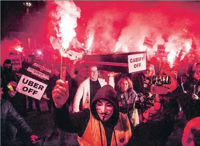  ?? XAVIER CERVERA/ARCHIVO ?? Taxistas de Barcelona en una protesta contra Uber y Cabify celebrada la pasada primavera