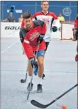  ??  ?? Djokovic juega al hockey