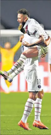  ?? GETTY ?? ■
PSG’s Eric Choupo-Moting celebrates the winning goal with Neymar during the Champions League quarter-final vs Atalanta.