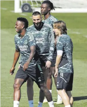  ?? EFE ?? Vinicius, Benzema, Camavinga y Modric, durante el entrenamie­nto de ayer.