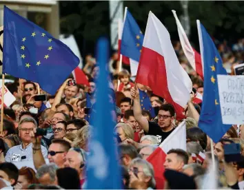  ?? AP ?? Sind für einen Verbleib in der EU: Demonstran­ten vor dem Präsidente­n-Palast in Warschau.