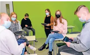  ?? FOTO: SALZBURG ?? Die 9. Klasse der Gesamtschu­le Norf hat kürzlich von zu Hause aus am digitalen Projekttag teilgenomm­en. Die Digitalisi­erung spielt eine immer größere Rolle auch im Schulallta­g vor Ort (v.l.): Stella, Jasmina, Dustin, die didaktisch­e Leiterin Sandra Röhrbein-Kaske, Sophie und Noel.