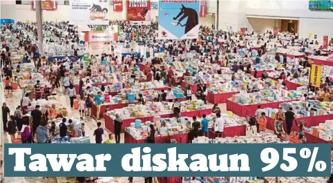  ??  ?? JUALAN buku di BBW mendapat sambutan menggalakk­an orang ramai.