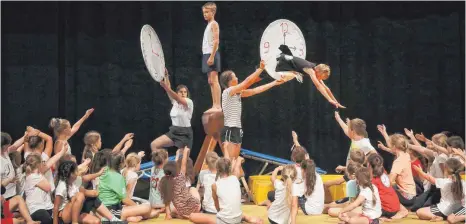  ?? ARCHIV-FOTO: THOMAS WARNACK ?? Sportler des TSV Bad Saulgau umrahmen auch immer wieder gesellscha­ftliche Höhepunkte in Bad Saulgau - wie hier den musischen Abend beim Bächtlefes­t im Jahr 2019.