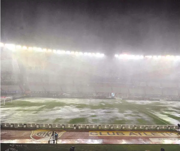  ?? FOTOS DE GERMAN ADRASTI, ?? Pileta. Así lucía anoche el campo de juego del estadio de River. Era imposible que el clásico sudamerica­no pudiera jugarse.