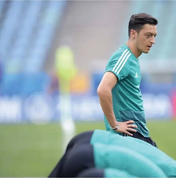  ??  ?? LÄMNAR. Mesut Özil slutar i det tyska landslaget. Detta har startat en stor debatt i både Tyskland och Turkiet.