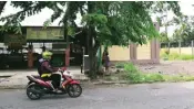  ?? ROBBY KURNIAWAN/JAWA POS ?? TAHAP LELANG: Lahan di samping Sentra Kuliner Benowo yang akan dibangun gedung serbaguna.