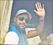  ?? DEEPAK GUPTA/HT ?? Shikhar Dhawan acknowledg­ing the crowd