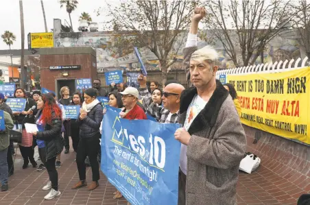  ?? Liz Hafalia / The Chronicle ?? Propositio­n 10 supporters rally in support of repealing the state limits on rent control at the 24th Street Mission BART Station.