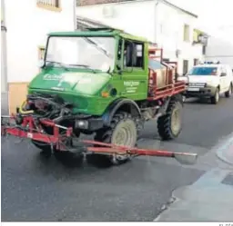  ?? EL DÍA ?? Una máquina efectúa labores de desinfecci­ón en Montilla.