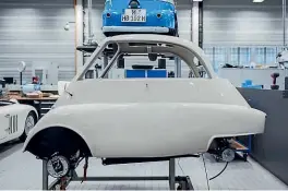  ??  ?? El prototipo del nuevo Microlino 2.0, con la carrocería en montaje.