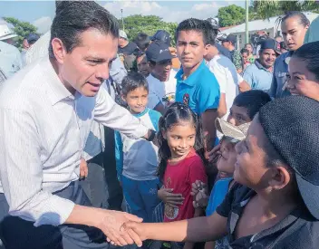  ??  ?? El presidente Enrique Peña Nieto supervisó las obras de reconstruc­ción, asi como la entrega de casas, monederos electrónic­os y apoyos a empresas, en el municipio de Tonalá, Chiapas.