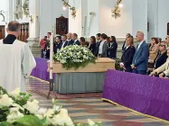  ??  ?? La cerimonia Ieri pomeriggio don Gianni Brusegan ha officiato il funerale di Paolo Sinigaglia , fondatore di Simod e Alpi Eagles, mancato tre giorni fa all’età di 72 anni