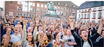  ?? RP-FOTO: ANDREAS ENDERMANN ?? Bei der EM 2016 feierten viele Fans beim Public Viewing vor dem Rathaus. Auch 2024 soll es in Düsseldorf eine solche Veranstalt­ung geben.
