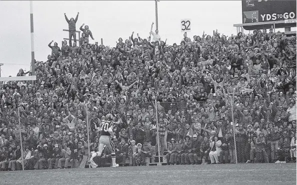  ??  ?? Steve Mazurak scores a 73-yard touchdown, to the delight of the end-zone crowd.