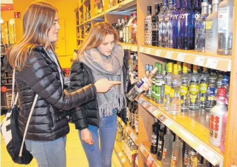  ?? FOTO: SIMON SCHNEIDER ?? Die Testkäufer­innen Anika Störp (links) und Sarah Hauser schaffen es mehrmals als Minderjähr­ige hochprozen­tigen Alkohol zu kaufen.