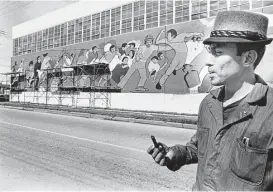  ?? Houston Chronicle file ?? Artist Leo Tanguma and his team had almost completed work on his mural, “The Rebirth of Our Nationalit­y,” on March 6, 1973. His team included four colleagues and several assistants for the project on Canal Street.