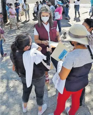  ?? FOTOS/MARIO TRINIDAD ?? De cerca Jessi Cabal, está escuchando las necesidade­s más prioritari­as de la población.