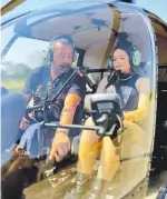  ?? ?? En una de las fotos de la sesión aparece una presunta modelo a bordo de un helicópter­o de la Agrupación Aérea de la Policía Nacional, con un piloto.