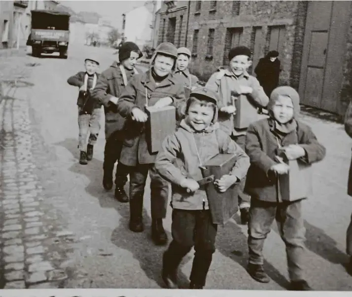  ?? Foto: Privatsamm­lung Famill Konsbruck-Weber ?? Im Jahr 1962 waren in Berdorf nur Jungs unterwegs, heute auch Mädchen.