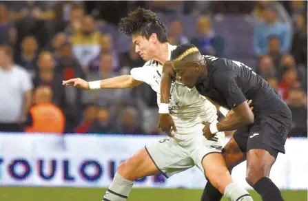  ?? AFP-Yonhap ?? Toulouse’s Ivory Coast midfielder Ibrahim Sangare, right, fights for the ball with Bordeaux’s South Korean forward Hwang Ui-jo during the French L1 football match between Toulouse Football Club and FC Girondins de Bordeaux at the Municipal Stadium in Toulouse, southern France on Saturday.