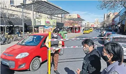  ?? (JOSÉ HERNÁNDEZ) ?? Circulació­n. El sábado los inspectore­s comenzaron a señalizar la zona de restricció­n al tránsito.