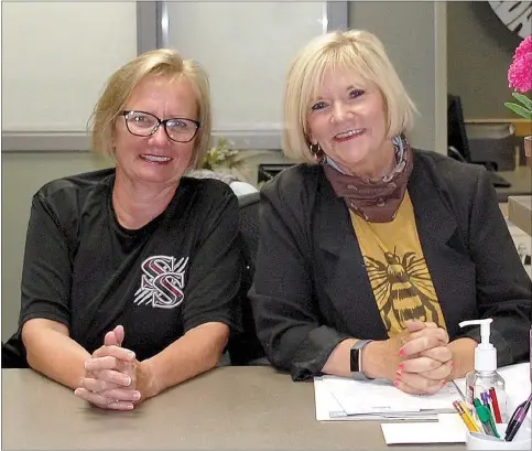  ?? Janelle Jessen/Herald-Leader ?? Ann Smythe (left) and Cheryl Rakestraw are the first faces that visitors, students and staff see when they come in the Siloam Springs High School.