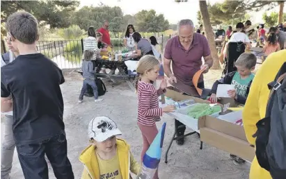  ?? Foto: Stefan Wieczorek ?? Start in der Oase: Immer mehr Menschen aus der Umgebung melden sich an.