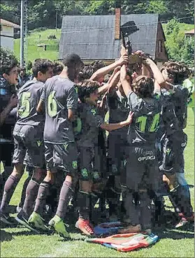  ?? FOTO: MD ?? Celebració­n
Los jugadores de la Real festejan el título logrado el año pasado